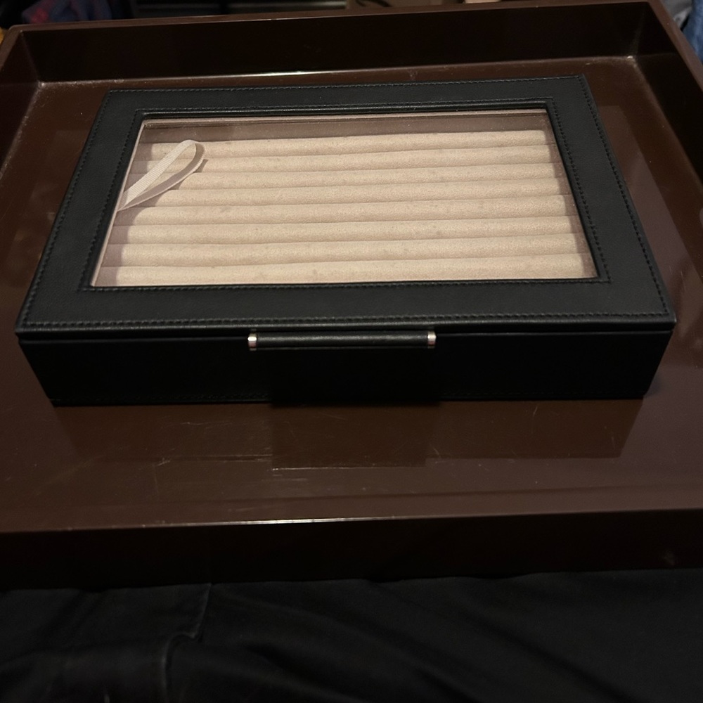JTV WOLF Medium Ring Box with Window and LusterLoc (TM) in Black